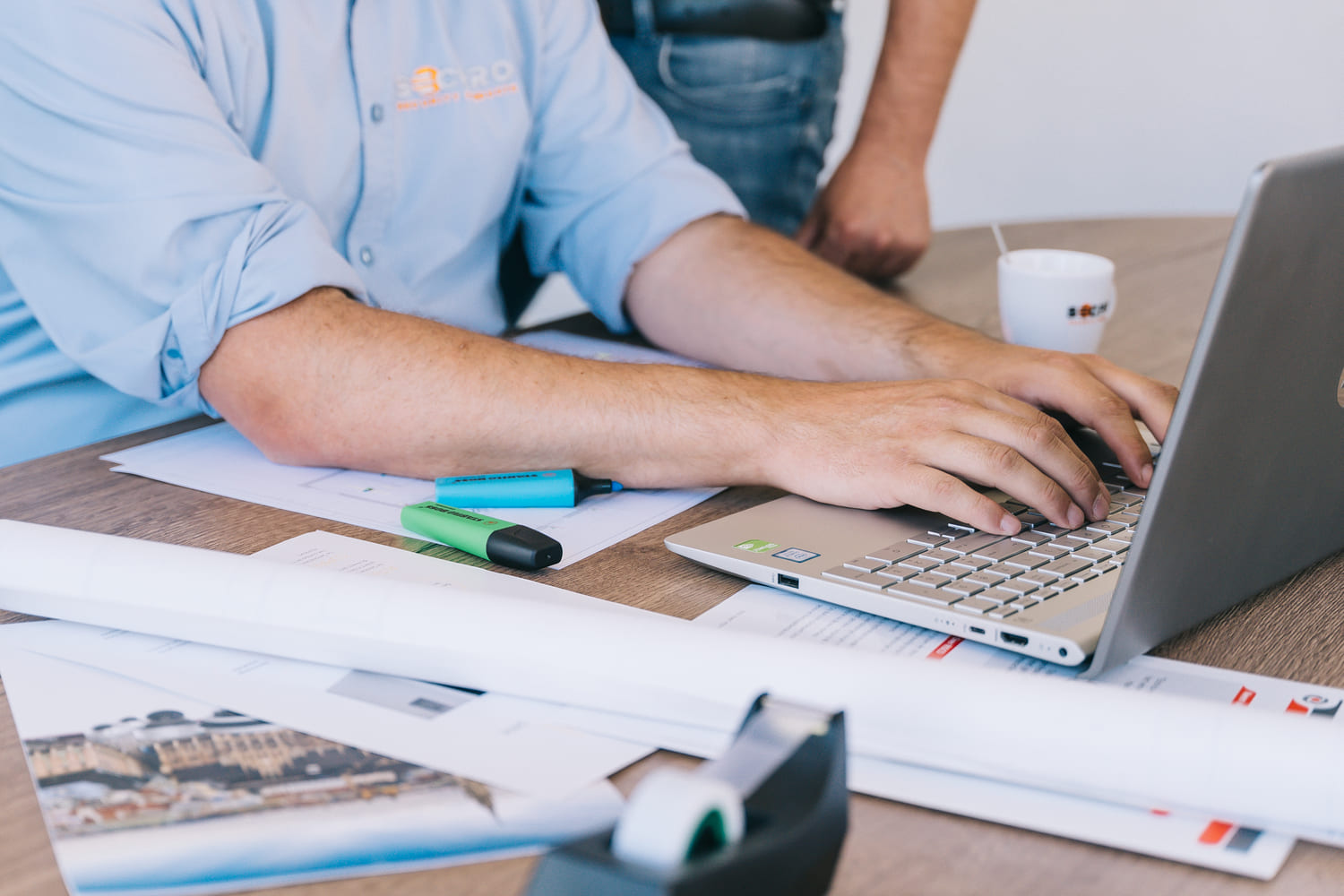 Medewerker Rieta achter laptop - SecPro - 2